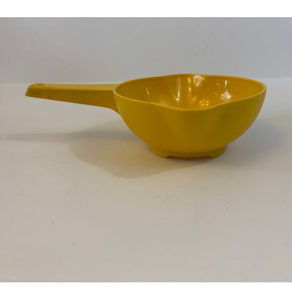 Tupperware Bundle of 4 Pieces Yellow Measuring Cups Strainer Canister and Bowl - Picture 3 of 9